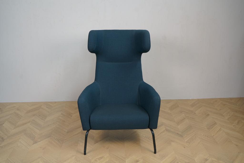 Softline Havana loungestol i mørkeblå – set forfra med moderne design og høj komfort